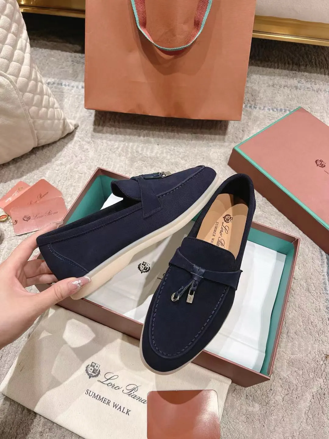 Factory price: 520💰4050 new color. Original purchase, 1⃣️: 1⃣️ folded and developed, Loro Piana professional model to try on feet, quality purchase level, flash sale of common products on the market, welcome to compare, original packaging. Fabric: Imported from Italy🐑High mercerized shearling, Lining: Hand-sewn mark thread in water-dyed cowhide imported from Italy🧵, high-end and elegant. Comfortable on the feet. Size: Women's 35-42 (41, 42) customized, non-returnable, men's 38-45 (46, 47, 48) customized, non-refundable. Fashionable boutiques that you can’t miss, a must-have item